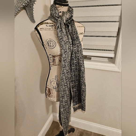 Michael Kors Scarf EUC - Picture 2 of 5